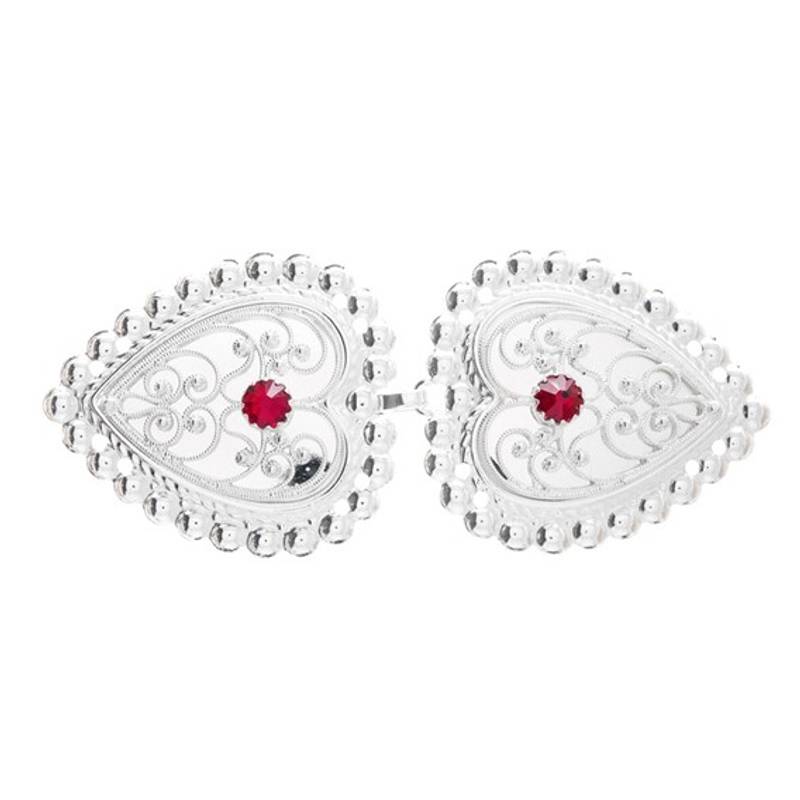 Spenne med røde stener, syhull, hvit